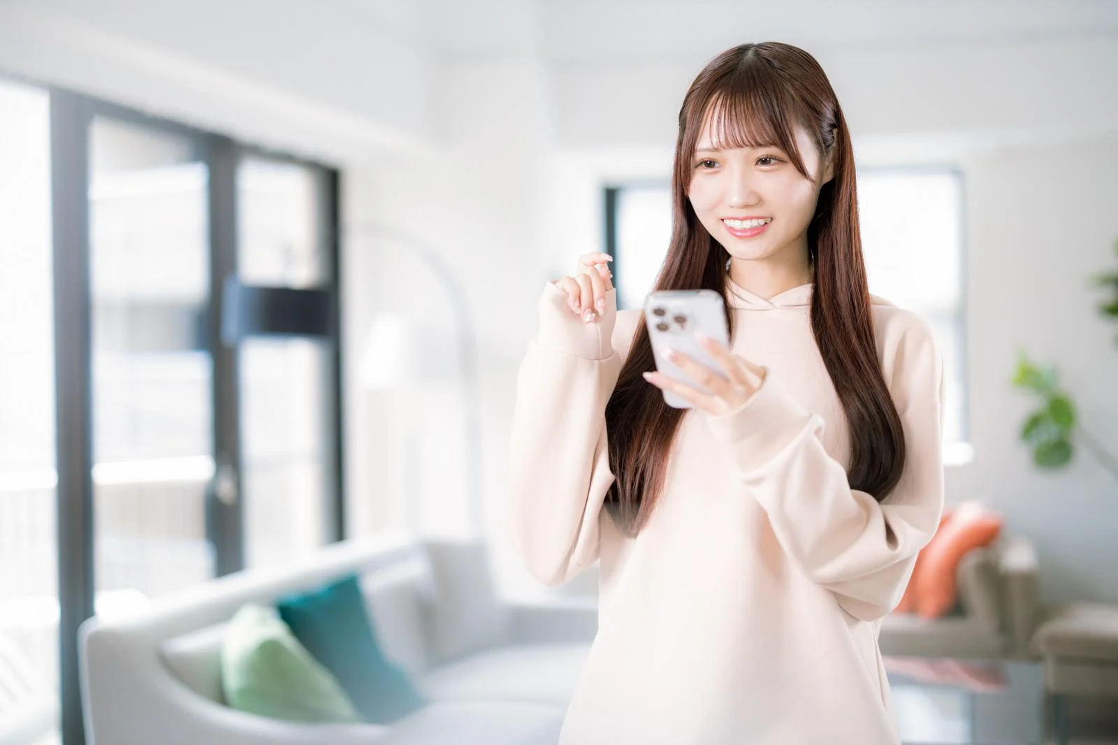 がん保険についてスマホで調べる30代女性