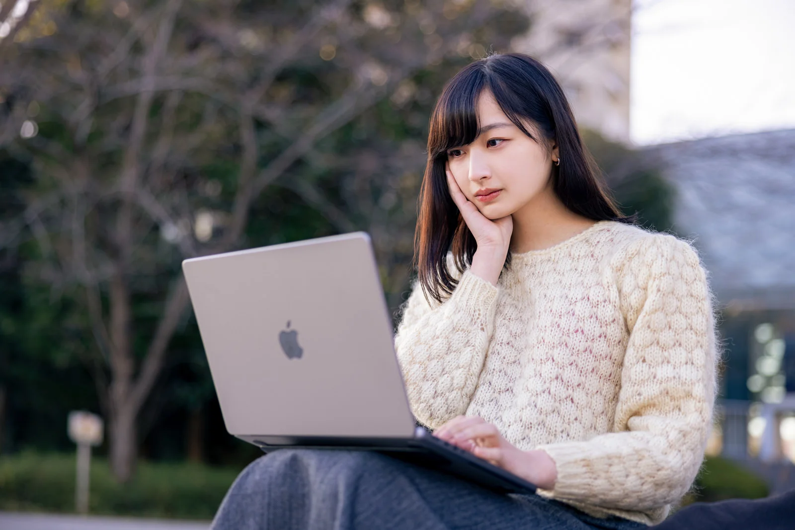 がん保険について調べる30代女性