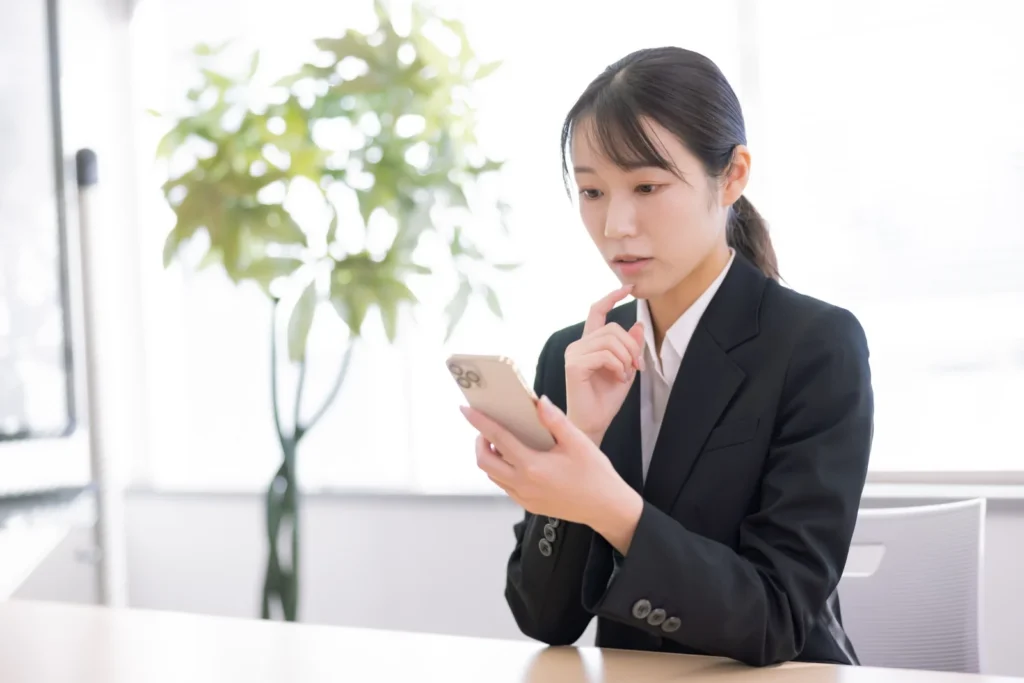 がん保険についてスマホで調べる20代女性