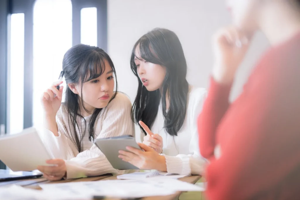 がん保険について話し合う30代女性