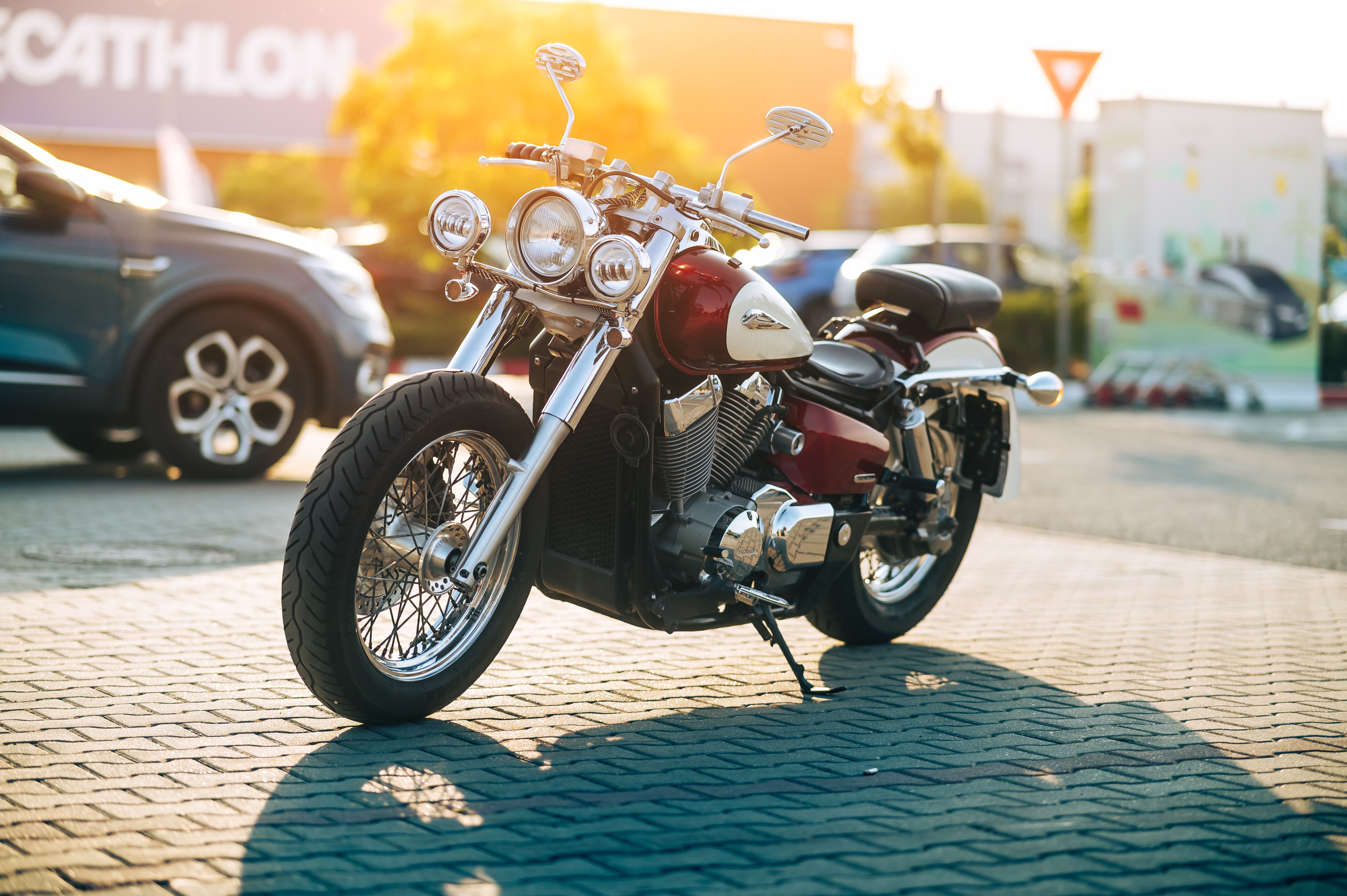 【任意保険】バイク保険の解約はいつする?返戻金・中断証明書・損しないタイミングを解説の記事に挿入された、バイクの画像