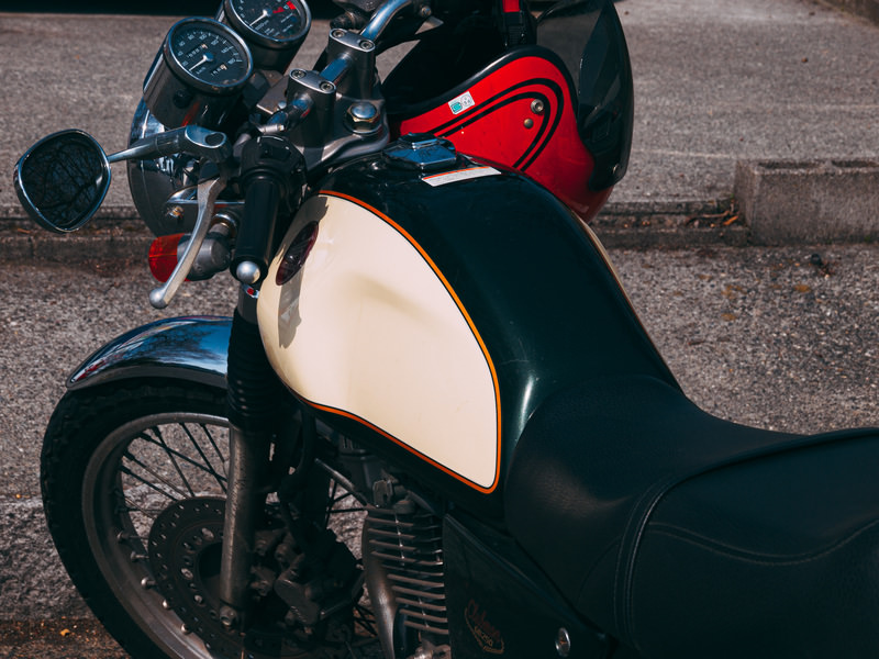 【任意保険】バイク保険の解約はいつする?返戻金・中断証明書・損しないタイミングを解説の記事に挿入された、SR400の画像